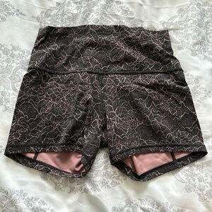 Lululemon ALIGN SHORT *4"
COLOUR: LACESCAPE SPANISH ROSE BLACK
SIZE 8